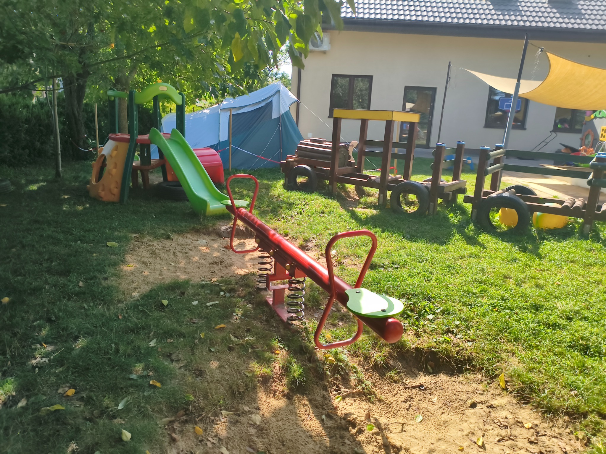 Przestrzeń i wyposażenie ogrodu Tęczowego Ogrodu